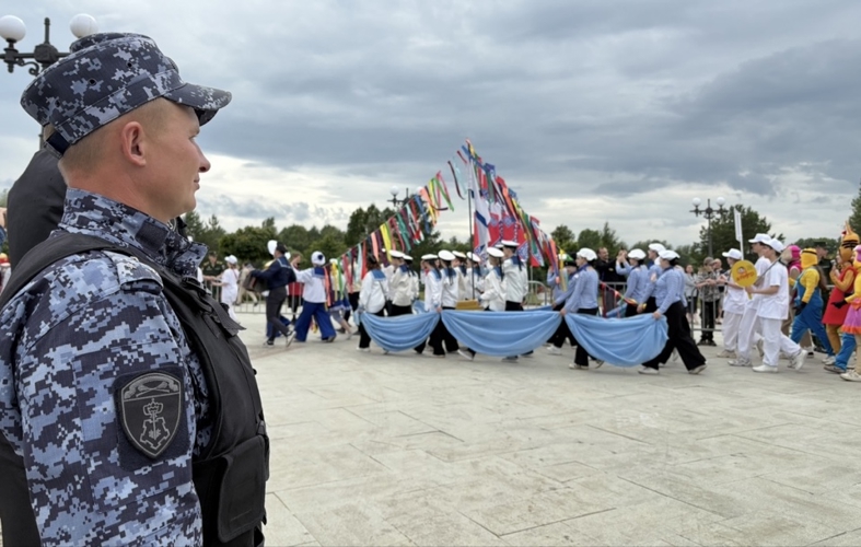 Росгвардейцы обеспечили общественную безопасность во время театрального шествия