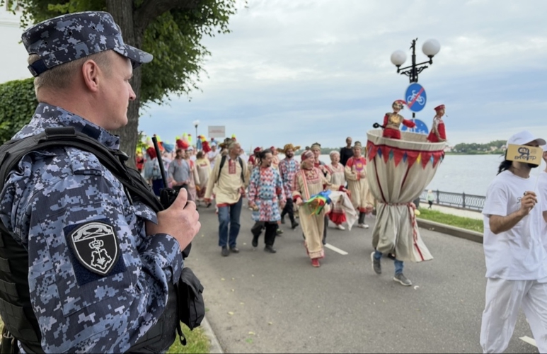 Росгвардейцы обеспечили общественную безопасность во время театрального шествия