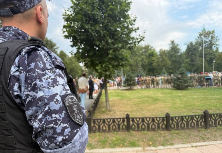 В Ярославской области сотрудники Росгвардии обеспечили правопорядок во время празднования Дня воздушно - десантных войск