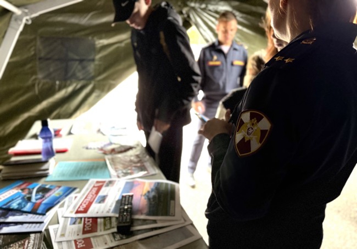Сотрудники Росгвардии приняли участие в акции «Мы первыми приходим на помощь»