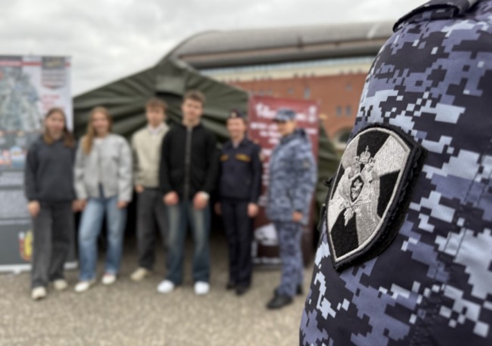 Сотрудники Росгвардии приняли участие в акции «Мы первыми приходим на помощь»