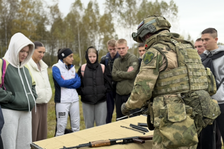Сотрудники Росгвардии провели тематическое занятие со студентами ко Дню ОМОН