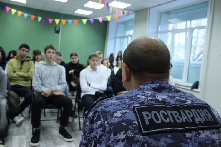 Сотрудник регионального управления вневедомственной охраны провел встречу со школьниками