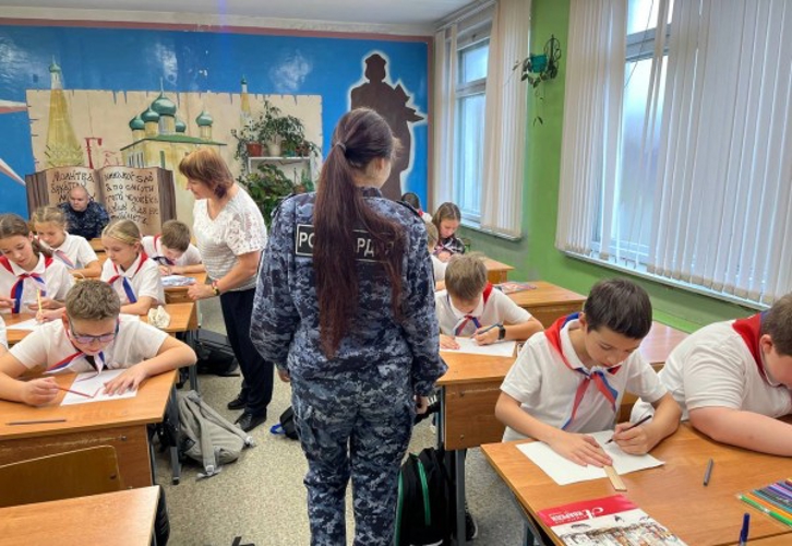 Росгвардейцы провели урок мужества для учащихся подшефного класса