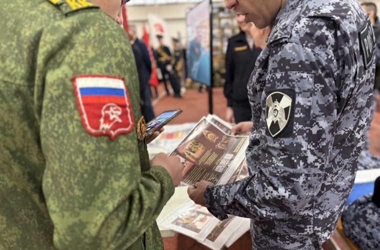 В Ярославле росгвардейцы приняли участие в посвящении школьников в «Юнармию»