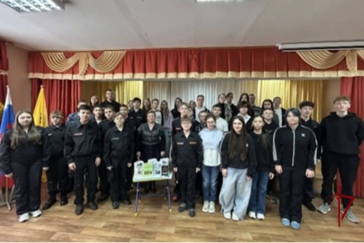В Переславле-Залесском сотрудники Росгвардии провели урок мужества для кадетского отряда