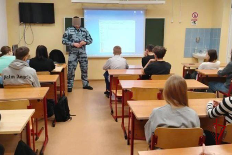  В Рыбинске росгвардейцы провели тематические уроки