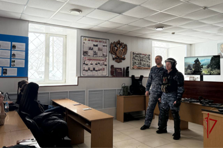 Росгвардейцы провели день открытых дверей для ярославских студентов