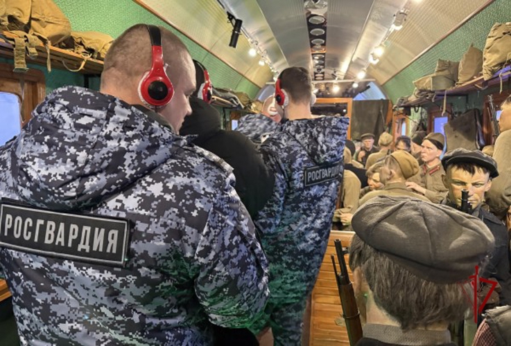 В Ярославской области росгвардейцы посетили передвижной музей «Поезд Победы»