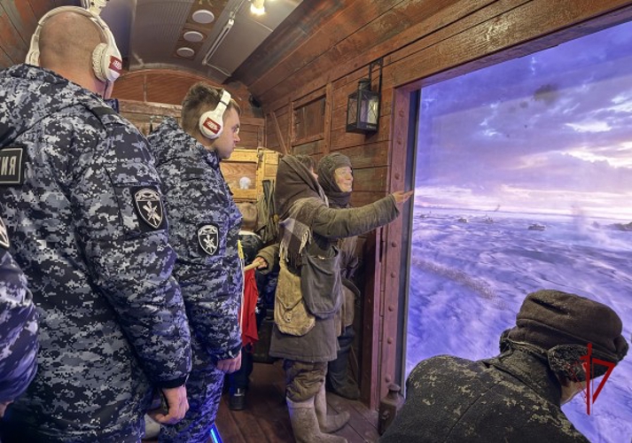 В Ярославской области росгвардейцы посетили передвижной музей «Поезд Победы»