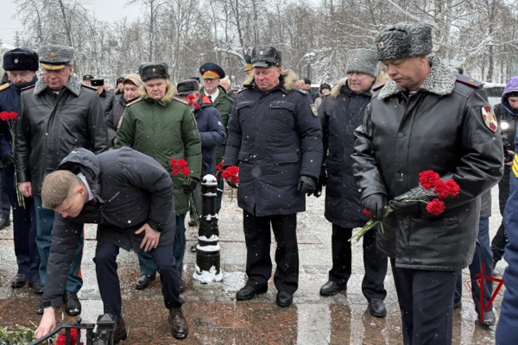Сотрудники и военнослужащие регионального управления Росгвардии почтили память павших защитников Отечества