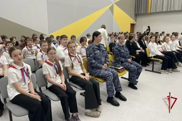 Росгвардейцы приняли участие в школьной линейке подшефного класса