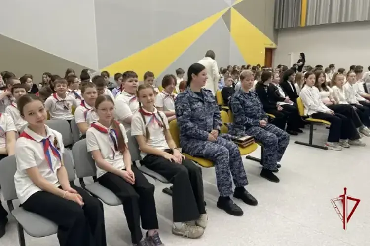 Росгвардейцы приняли участие в школьной линейке подшефного класса