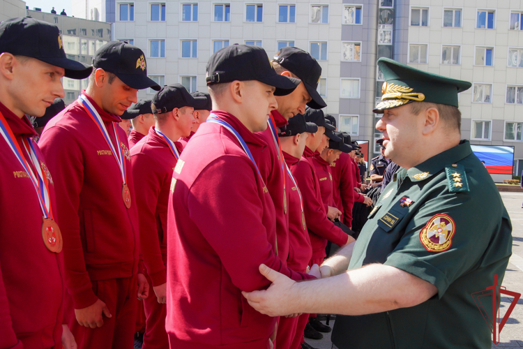 Заместитель директора Росгвардии генерал-полковник Василий Сонин поздравил победителей Всероссийского конкурса профессионального мастерства «Лучший по профессии» (видео)