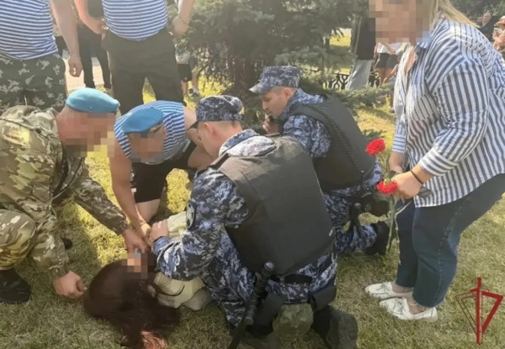 Росгвардейцы оказали помощь беременной женщине во время празднования Дня ВДВ в Ярославле