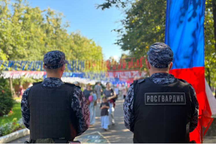 Росгвардейцы обеспечили правопорядок во время проведения мероприятий, посвященных Дню Государственного флага России