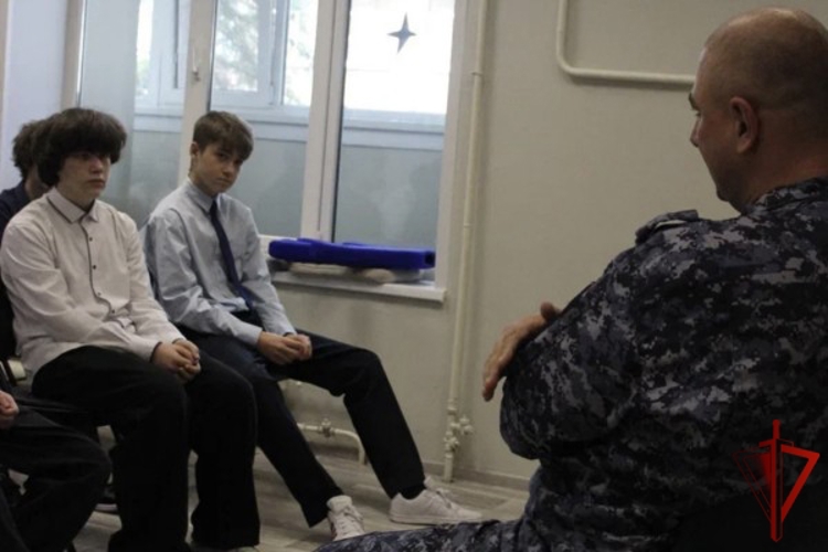 В Ярославле сотрудники Росгвардии провели урок мужества, посвященный Дню солидарности в борьбе с терроризмом
